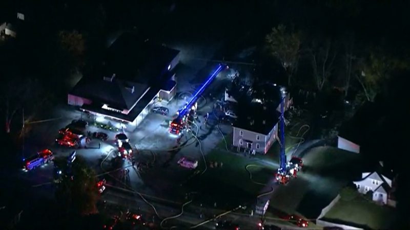 Avi&atilde;o cai no pr&eacute;dio de New Hampshire; todos a bordo morrem – Foto: WCVB/Reprodu&ccedil;&atilde;o/ND