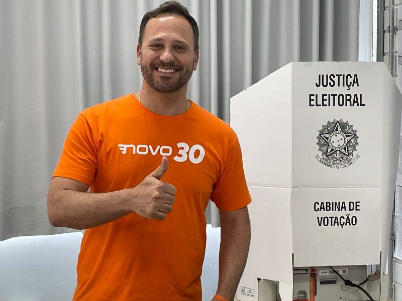 Joinville Mayor Adriano Silva (Novo) announced on his social media that he would support Jorginho Mello 