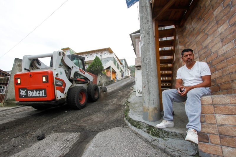O pedreiro Agnaldo Antunes de Moraes est&aacute; feliz pela obra na rua onde mora no Morro da Penitenci&aacute;ria – Foto: Leo Munhoz/ND