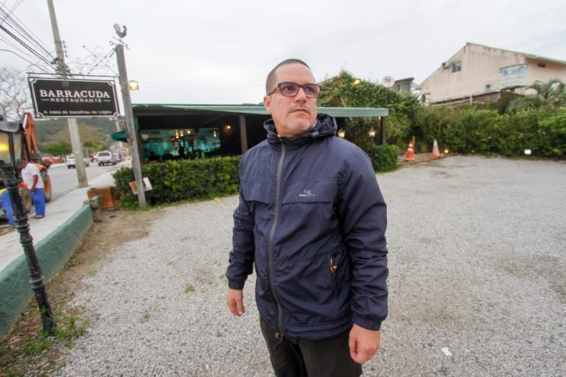 Alex Sander Gomes, ma&icirc;tre num restaurante na Lagoa da Concei&ccedil;&atilde;o – Foto: Leo Munhoz/ND