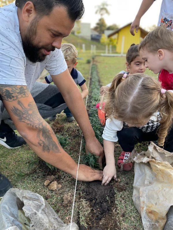 Estudantes do maternal ajudam na constru&ccedil;&atilde;o do campo de futebol – Foto: Maykon Caldeira dos Santos/Divulga&ccedil;&atilde;o/its Teens