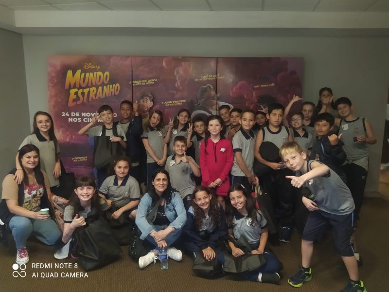 FOTOS: Alunos vão ao cinema com dinheiro arrecadado da venda de recicláveis