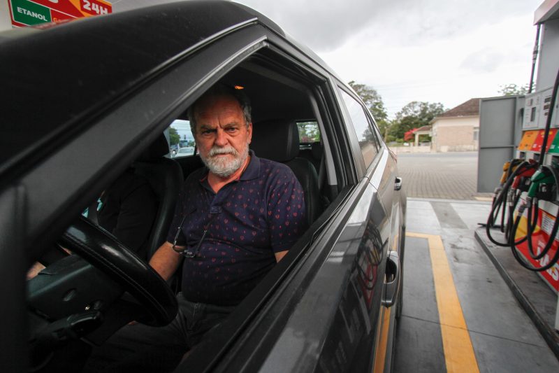 Antonio Siebert abastece com receio de ficar sem combust&iacute;vel no carro que utiliza para visitar o filho no hospital – Foto: Leo Munhoz/ND