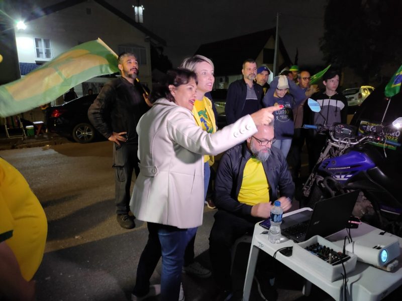 Marilisa Boehm acompanha a apura&ccedil;&atilde;o com apoiadores em Joinville – Foto: Drika Evarini/ND