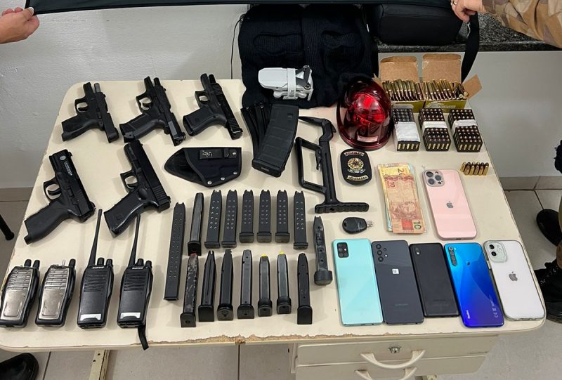 The pursuit led to an arsenal of weapons at the home of South Carolina jewelry store robbery suspects – Photo: Military Police/Disclosure/ND