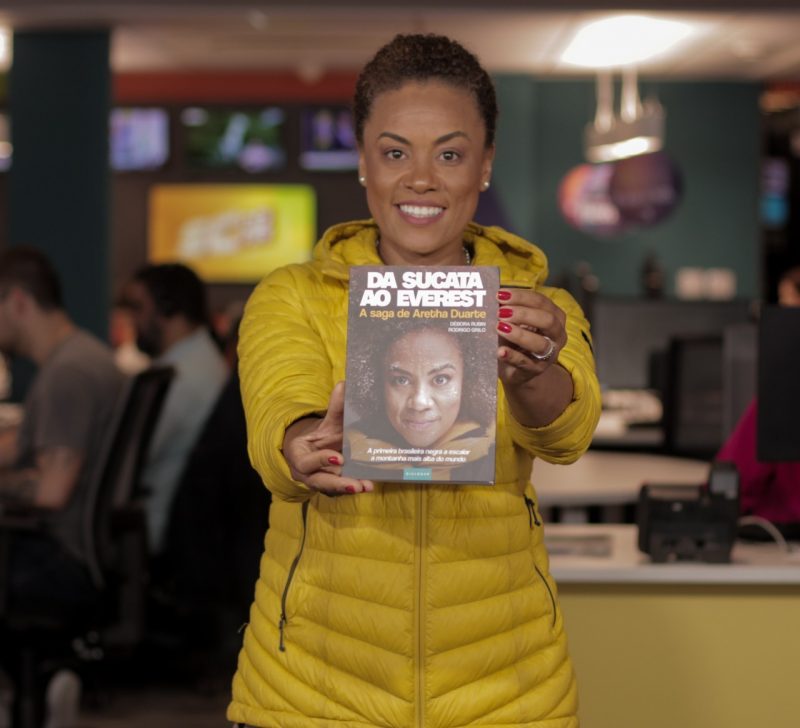 Aretha com o livro que conta sua hist&oacute;ria de perseveran&ccedil;a – Foto: Endriu Lima/ND
