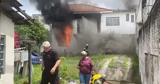 Servidora saiu por algumas horas e na volta encontrou resid&ecirc;ncia em chamas – Foto: TJSC/Divulga&ccedil;&atilde;o/ND