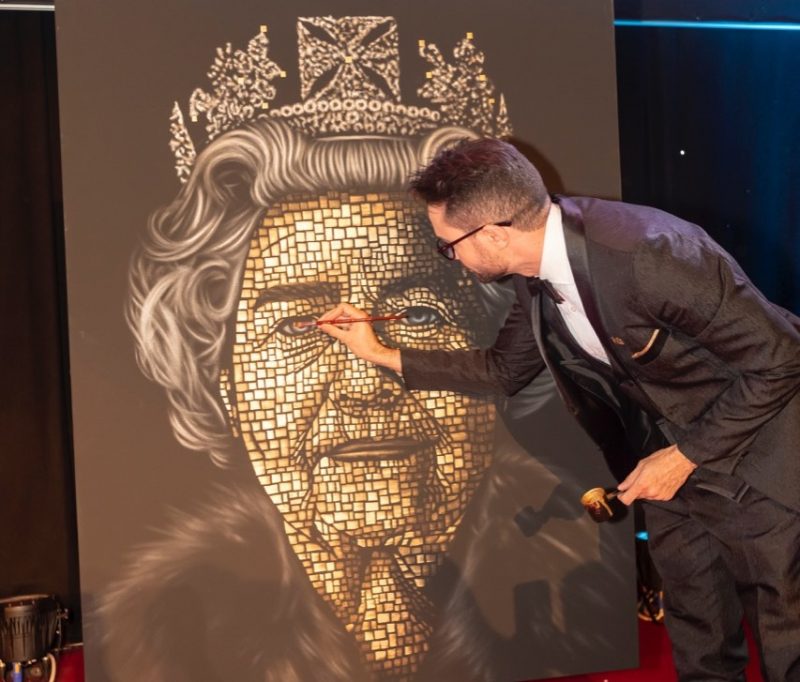 Artista brasileiro pinta Rainha Elizabeth durante premia&ccedil;&atilde;o doTop of Mind Awards, em Londres