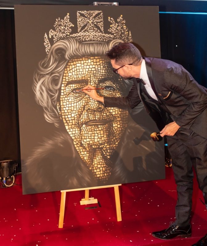 Artista brasileiro pinta Rainha Elizabeth durante premia&ccedil;&atilde;o doTop of Mind Awards, em Londres