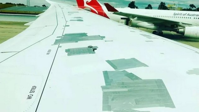 The wing of the aircraft is wrapped with electrical tape - Photo: reproduction / Twitter