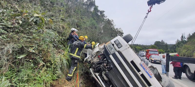 Carreta sai da pista e capota na BR-282 em Rancho Queimado – Foto: CBMSC/Divulga&ccedil;&atilde;o/ND