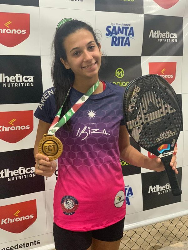 Bea Val&eacute;rio j&aacute; integrou a sele&ccedil;&atilde;o brasileira juvenil. O Brasil &eacute; o segundo pa&iacute;s com mais praticantes do Beach Tennis – Foto: divulga&ccedil;&atilde;o