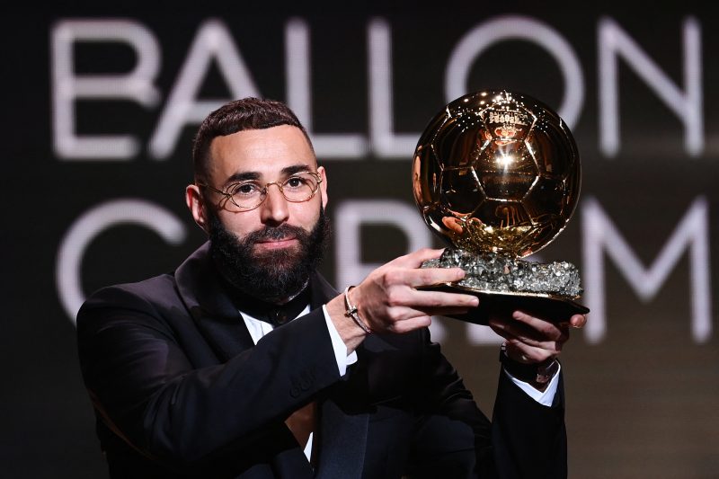 Karim Benzema recebe o prêmio Bola de Ouro