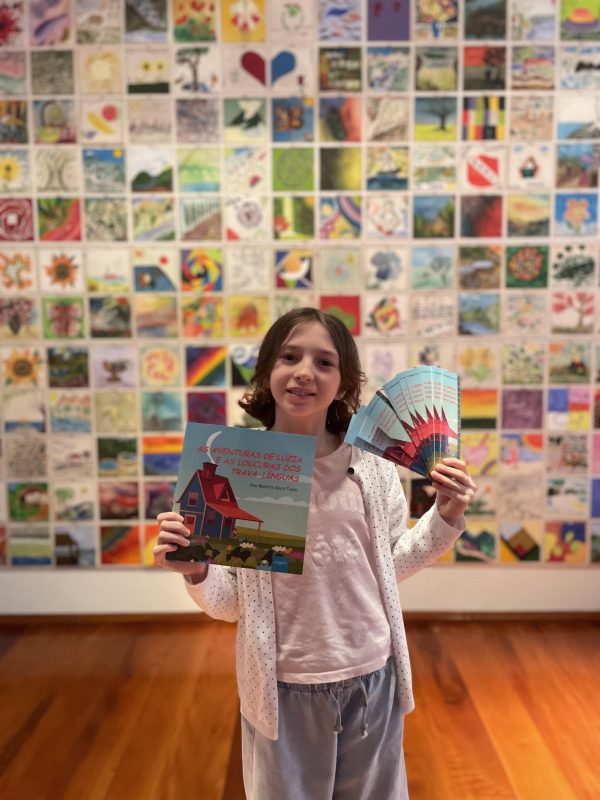 Ana Beatriz, sua obra e os marcadores de livro estilizados – Foto: Divulga&ccedil;&atilde;o/ND