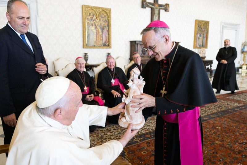 Bispo de Joinville entregou presente ao Papa Francisco – Foto: Divulga&ccedil;&atilde;o/ND