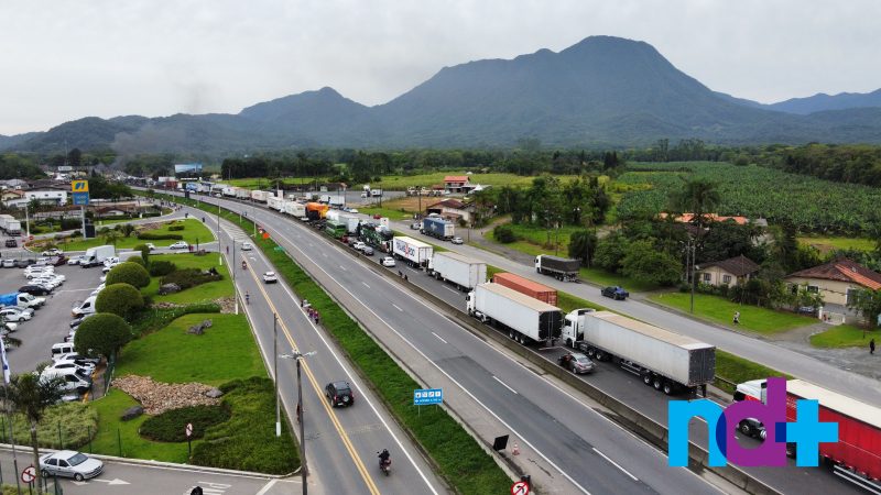 Bloqueio no km 25 da BR-101, em Joinville – Foto: Carlos Jr/ND