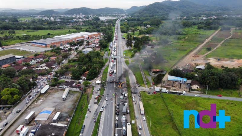 Imagens do bloqueio no km 25 da BR-101, em Joinville – Foto: Carlos Jr/ND