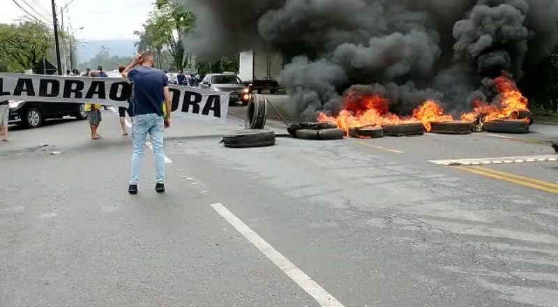Manifestantes bloquearam a SC-418 em Joinville – Foto: Internet/Reprodu&ccedil;&atilde;o