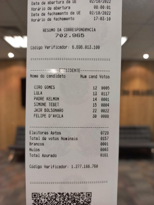 Boletim com resultado das urnas afixado na porta da embaixada brasileira – Foto: Reprodu&ccedil;&atilde;o