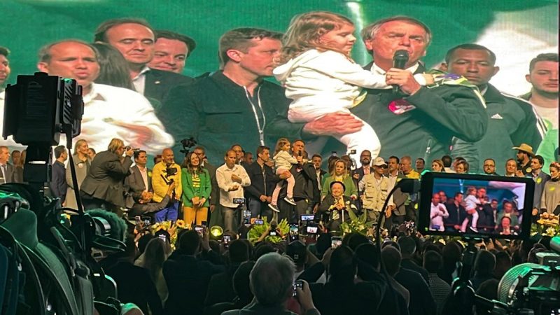 Along with elected officials and candidates, Bolsonaro spoke with a child on his lap – Photo: Cassia Salles/ND
