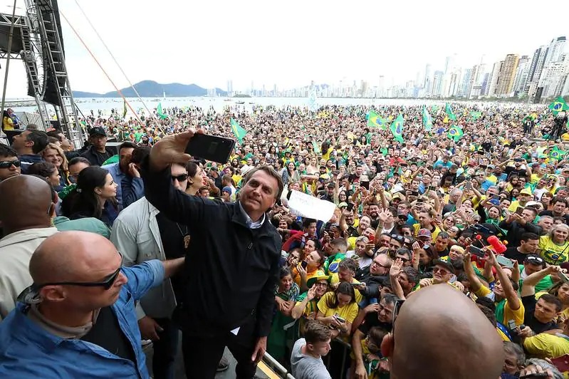 Bolsonaro with supporters during the Jesus March in June.  Photo: Palacio do Planalto/Flickr/ND