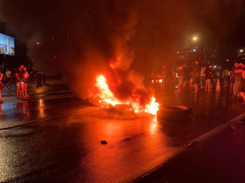 Dois trechos da BR-101 est&atilde;o bloqueados em Joinville – Foto: Alfa Stofelli/NDTV
