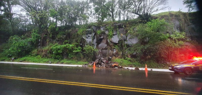 Queda de pedras interdita parcialmente estradas no Oeste &#8211; Foto: PRF/Divulgação/ND