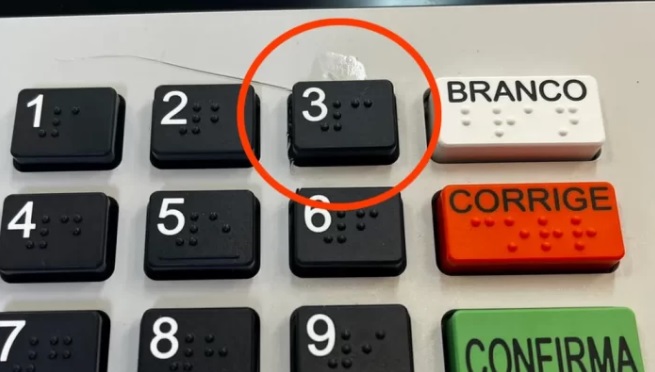 Eleitor cola teclas de n&uacute;meros 1 e 3 para impedir votos em Lula em SP – Foto: Justi&ccedil;a Eleitoral/Divulga&ccedil;&atilde;o/ND