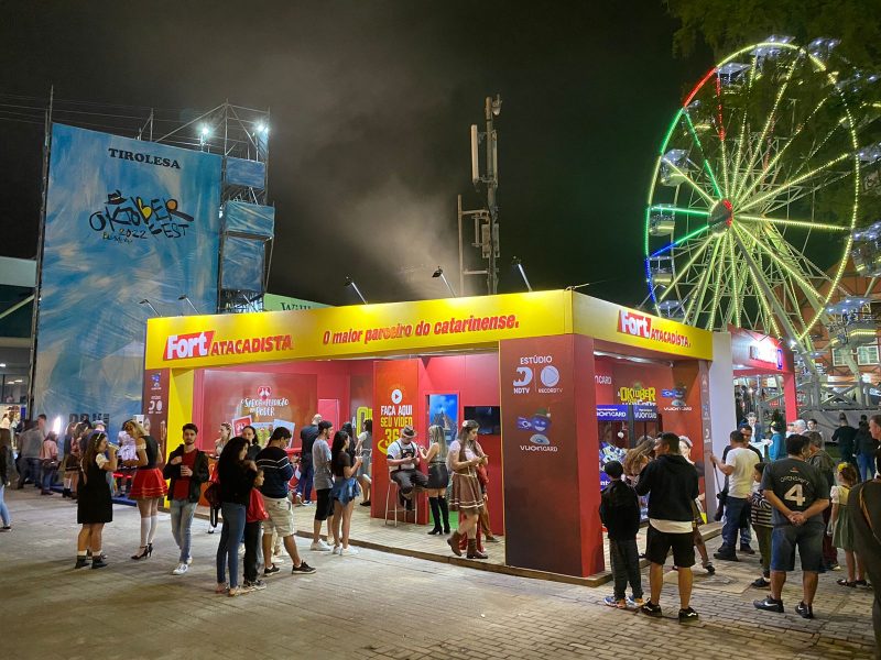Brincadeiras, brindes e degusta&ccedil;&otilde;es ocorrem na Arena Fort durante a 37&ordf; Oktoberfest – Foto: Divulga&ccedil;&atilde;o/Fort Atacadista