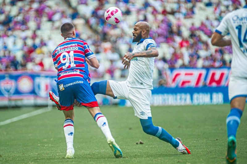 Bruno Silva divide com Thiago Galhardo durante Fortaleza 2×0 Ava&iacute; – Foto: DAVI ROCHA/PERA PHOTO PRESS/ESTAD&Atilde;O CONTE&Uacute;DO/ND