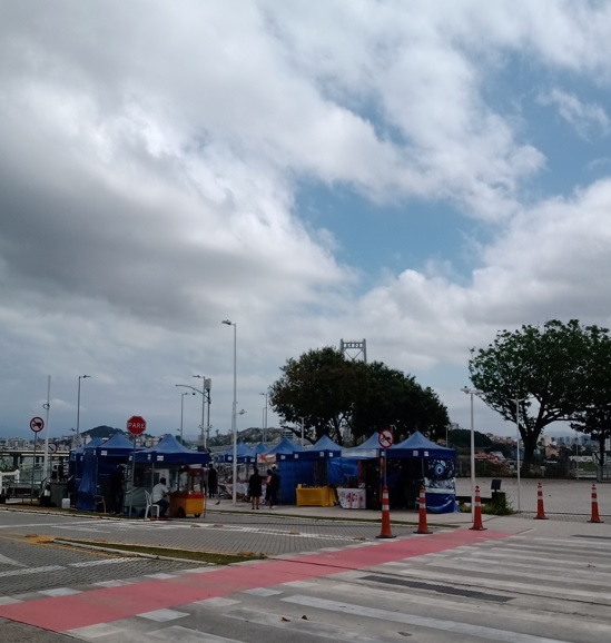 Est&aacute; suspenso o alvar&aacute; da feira que funcionava no lado insular da ponte Herc&iacute;lio Luz – Foto: Fabio Gadotti/ND