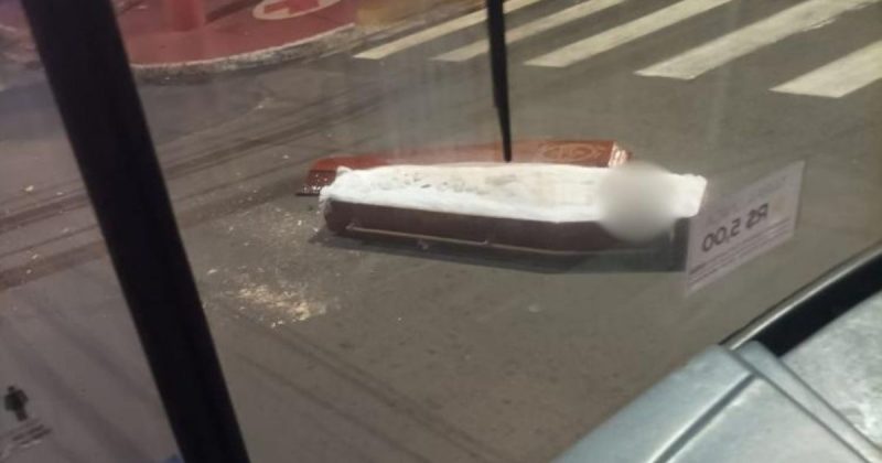 Caix&atilde;o caiu do carro da funer&aacute;ria e fico no meio de um cruzamento movimentado – Foto: Reprodu&ccedil;&atilde;o