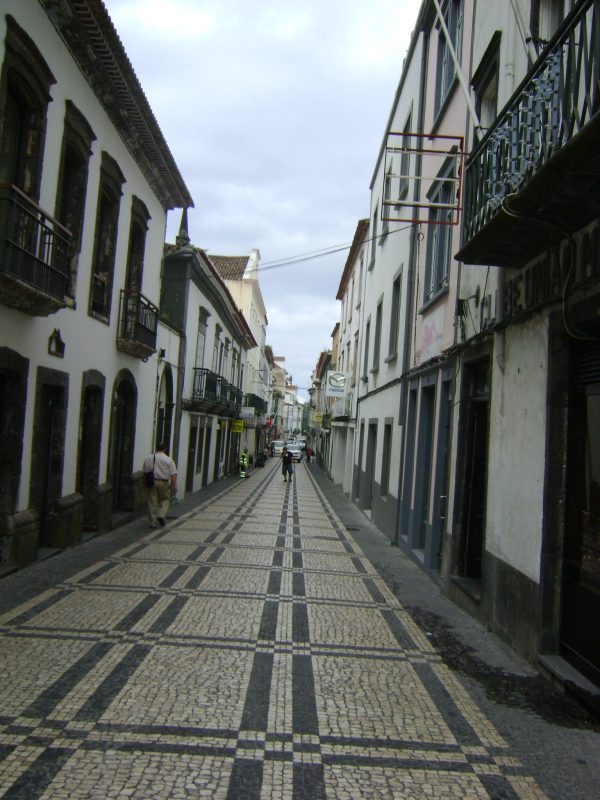Cal&ccedil;ad&atilde;o na cidade de Ponta Delgada – Foto: Divulga&ccedil;&atilde;o/ND