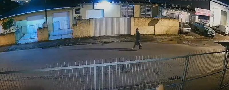 C&acirc;mera de seguran&ccedil;a ajudou a identificar o suspeito – Foto: Reprodu&ccedil;&atilde;o/NDTV