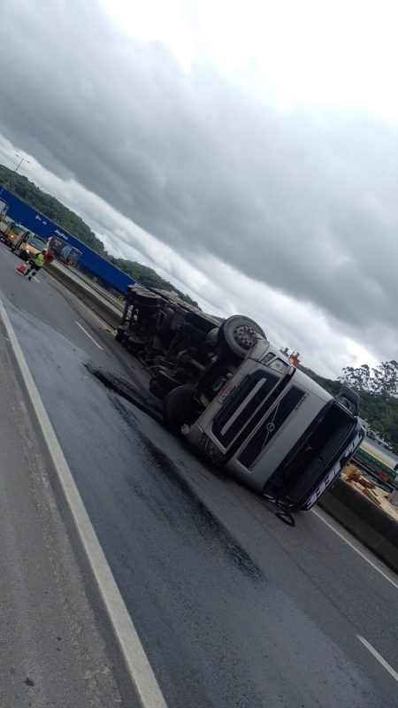 Caminh&atilde;o foi o &uacute;nico ve&iacute;culo envolvido no acidente – Foto: Internet/Reprodu&ccedil;&atilde;o