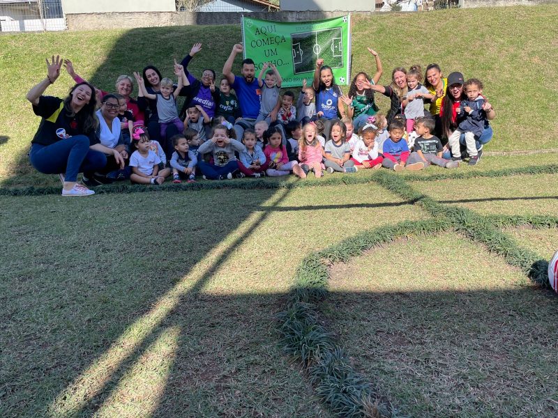 Crianças do maternal participam da construção de campo de futebol em CEI de Joinville