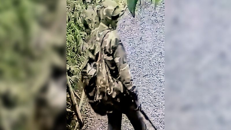 Homem camuflado aterroriza morador em Penha – Foto: C&acirc;meras de seguran&ccedil;a/Reprodu&ccedil;&atilde;o/ND