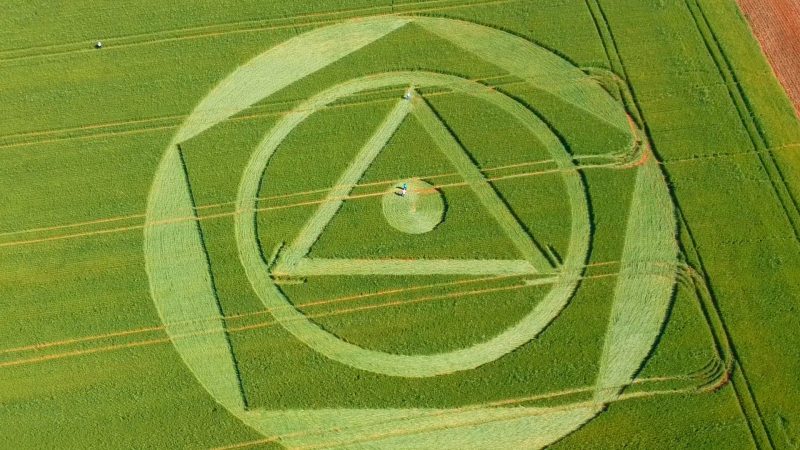 Vídeos aéreos mostram círculos, pentágono e retângulo de agroglifo em SC — Foto: Canal Ideal/ND