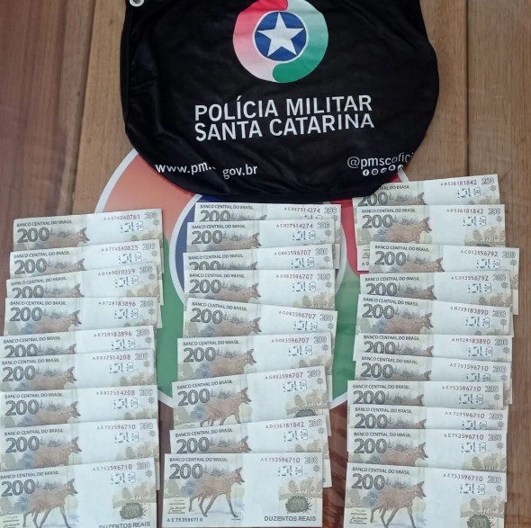 R$ 6 mil em notas falsas foram apreendidos em Aurora, no Alto Vale do Itaja&iacute; – Foto: Divulga&ccedil;&atilde;o/Pol&iacute;cia Militar Rodovi&aacute;ria/ND
