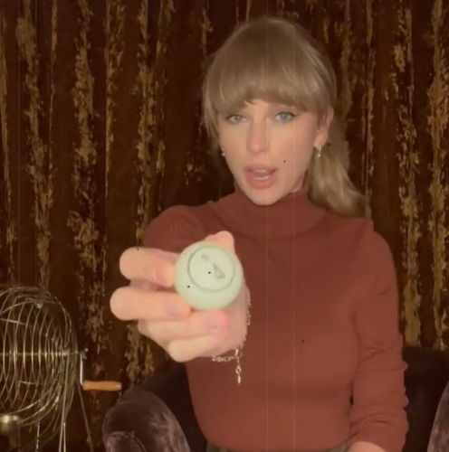 Taylor Swift revelou o nome de todas suas faixas por meio de bolinhas de bingo – Foto: Reprodu&ccedil;&atilde;o/TikTok/ND