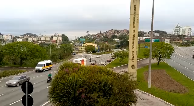Transito j&aacute; &eacute; intenso, por volta das 7h, em Florian&oacute;polis – Foto: GMF/Reprodu&ccedil;&atilde;o/ND
