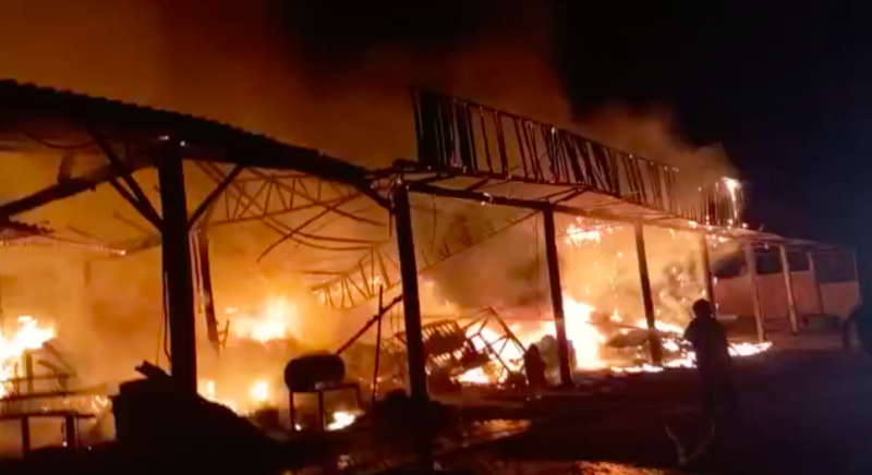 Chamas tomaram conta da estrutura – Foto: CBM/Reprodu&ccedil;&atilde;o/ND