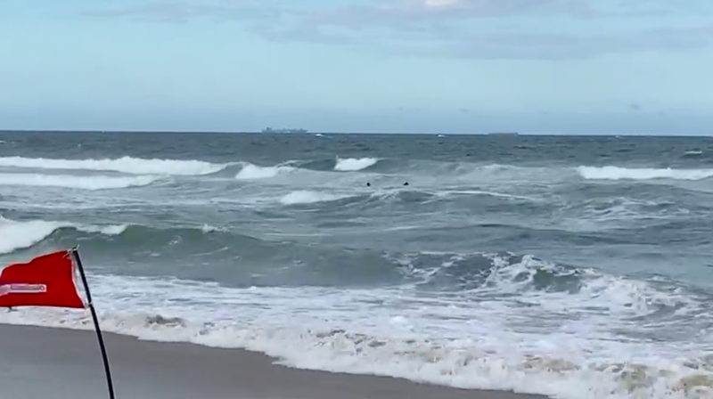 Guarda-vidas resgataram homem e mulher na praia Brava, em Itaja&iacute; – Foto: CBMSC/Reprodu&ccedil;&atilde;o/ND