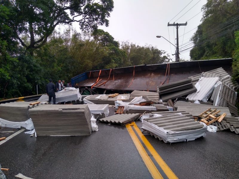Caminh&atilde;o tombou no Morro da Lagoa em Florian&oacute;polis – Foto: GMF/Divulga&ccedil;&atilde;o/ND
