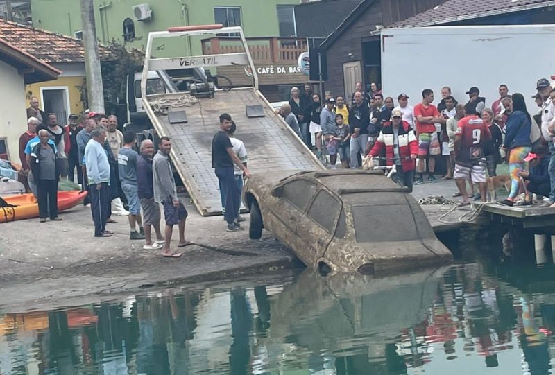 Carro estava submerso no canal da Barra da Lagoa desde maio deste ano – Foto: Divulga&ccedil;&atilde;o/ND