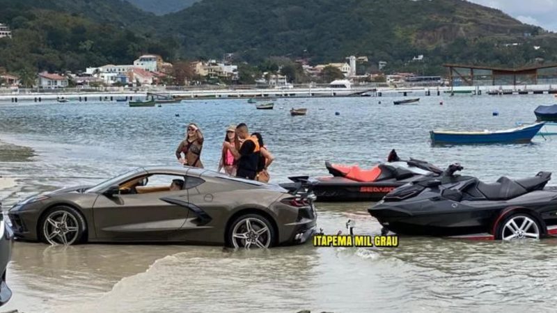 Carr&atilde;o de R$ 400 mil ficou atolado na praia de Porto Belo – Foto: Caixa D’aço Lanchas @@caixadaco_lancha (via @itapema.mil.grau_oficial)/Reprodu&ccedil;&atilde;o/ND