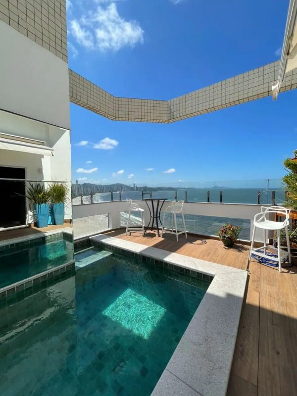 O triplex conta com vista para o mar e piscina privativa – Foto: Reprodu&ccedil;&atilde;o/Internet
