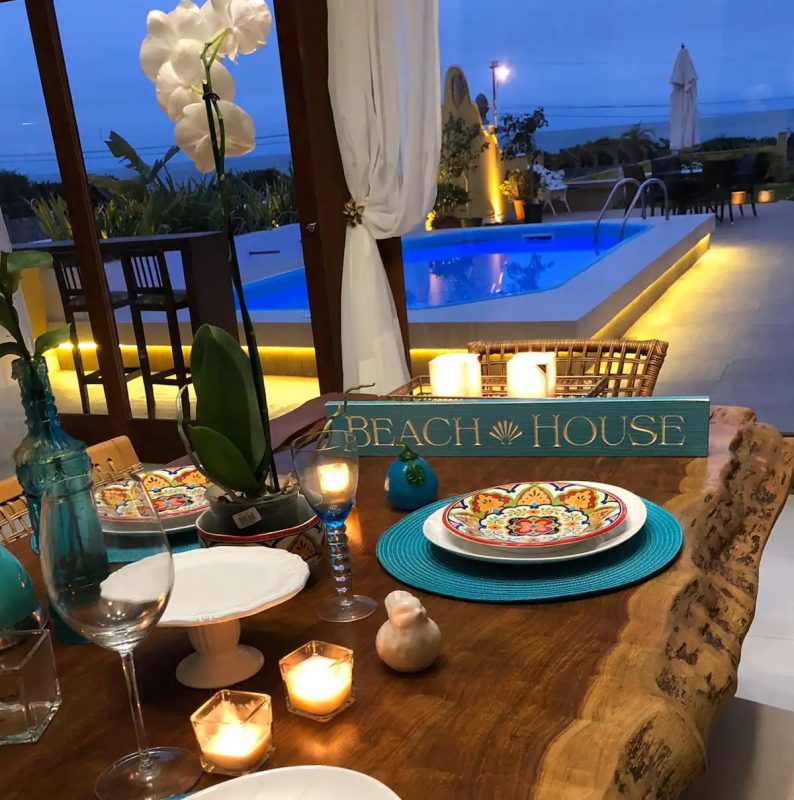 A casa com decora&ccedil;&atilde;o de alto padr&atilde;o fica localizada na praia de Taquaras – Foto: Reprodu&ccedil;&atilde;o/Internet