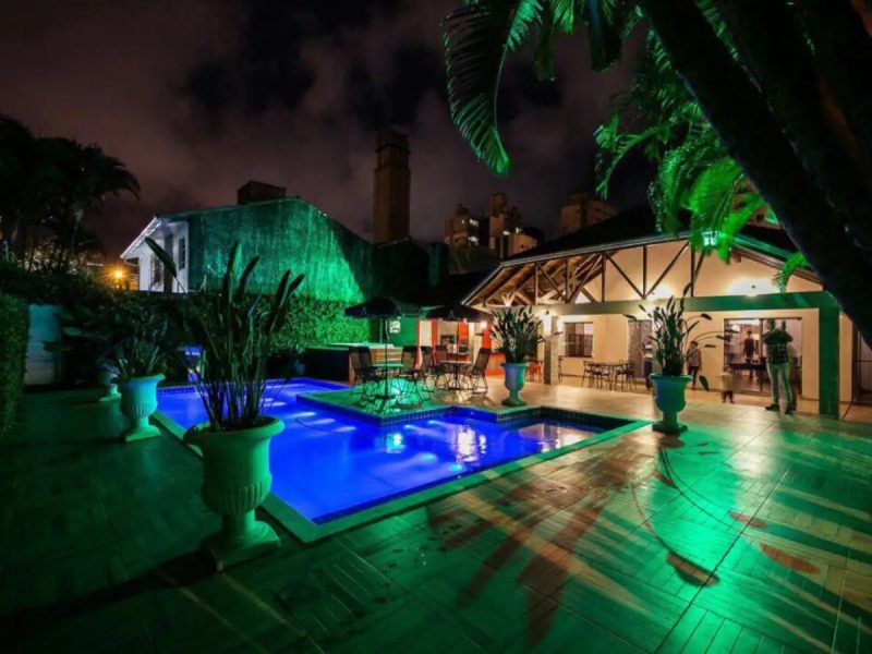 Para quem quer o conforto de uma casa, mas perto da praia, essa hospedagem &eacute; uma boa op&ccedil;&atilde;o – Foto: Reprodu&ccedil;&atilde;o/Internet