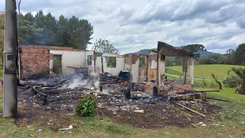 Inc&ecirc;ndio foi registrado na Serra catarinense nesta quinta-feira (27) – Foto: CBMSC/Divulga&ccedil;&atilde;o/ND
